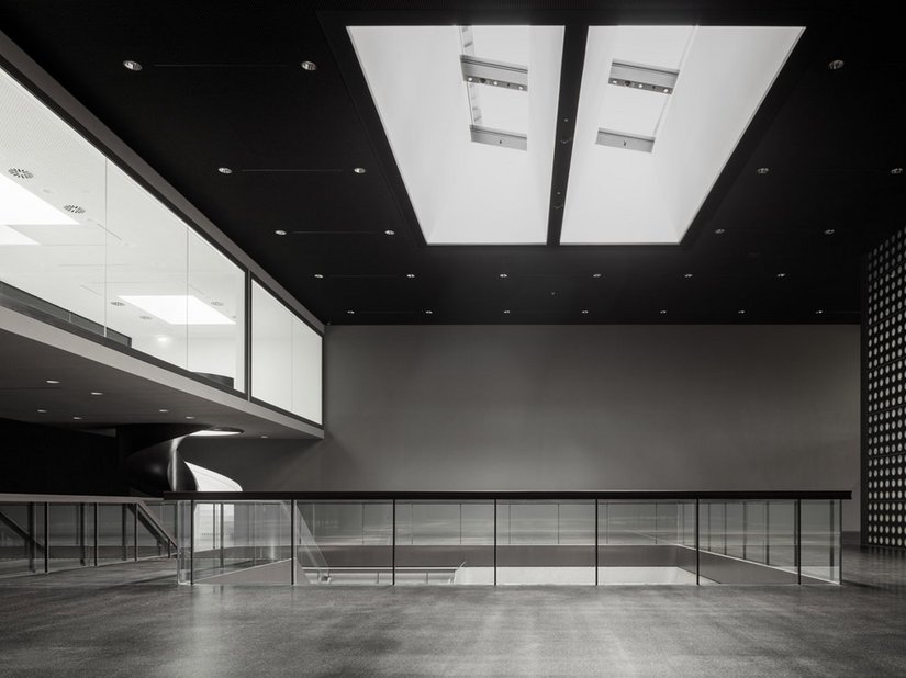 Pomieszczenia wystawowe o wysokości 6-11 m zostały wykończone betonem licowym w ciemnych kolorach, czarną wylewką asfaltową i czarnym sufitem metalowym.