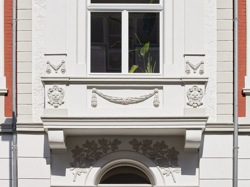 Zamiast wielkopowierzchniowych okien zamontowano wysokiej jakości okna dzielone, nawiązujące do kształtu łuków istniejących nadproży okiennych.