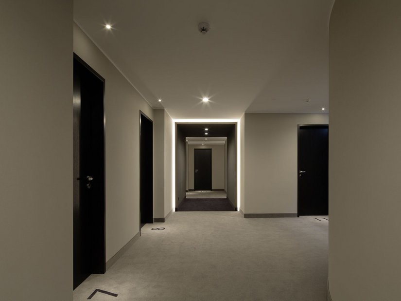 Wysoka wytrzymałość powłok jest wymagana w szczególności w pomieszczeniach przechodnich, takich jak korytarze i klatki schodowe. Tutaj wybór również padł na Vetrolux ELF 3100.