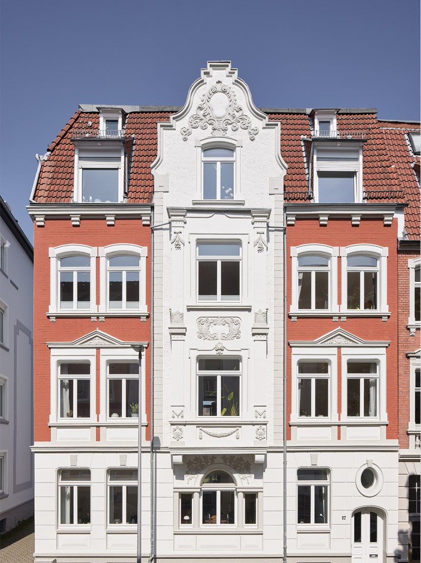 Kompleksowa renowacja elewacji znacznie poprawiła wygląd tego domu wielorodzinnego w dzielnicy Kreuzviertel w Münster.