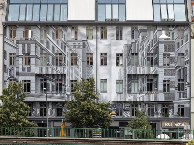 Malarstwo iluzyjne na elewacji domu mieszkalnego przy ulicy Schönhauser Allee 43a/44 przyciąga wszystkie spojrzenia.