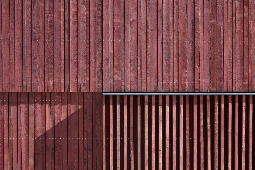 Olej do drewna na bazie oleju lnianego został w pierwszej kolejności zaaplikowany jako bezbarwny preparat gruntujący. Następnie nałożono warstwę nawierzchniową w wariancie Lignodur Xylodol 540 zabarwionym na wyjątkową czerwień strażacką, która dodatkowo podkreśla naturalną strukturę drewna.