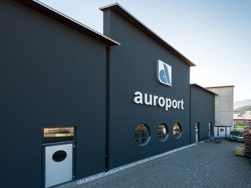 Czarna elewacja podkreśla zamiłowanie firmy Auroport do nietuzinkowych rozwiązań.