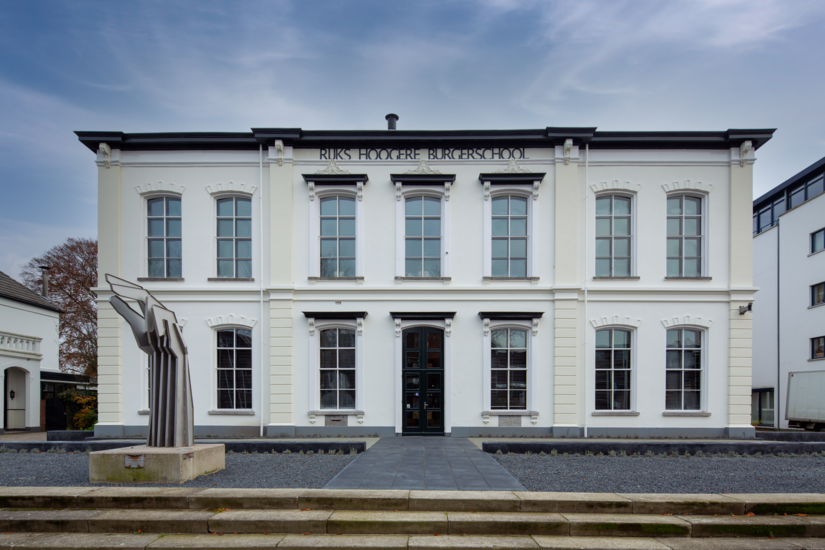 Mit Evocryl entstand ein stilvolles Oberflächenbild. In Weiß und einem dunklen Gelbton beschichtete Fachhandwerker Robertino Leusink die Fassade der alten Schule neu. Das Ergebnis: eine stilvolle Gebäudehülle mitten in Winterswijk.&nbsp;