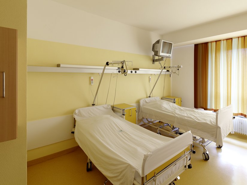 Delikatne odcienie żółci rozświetlają pokoje pacjentów i działają uspokajająco.