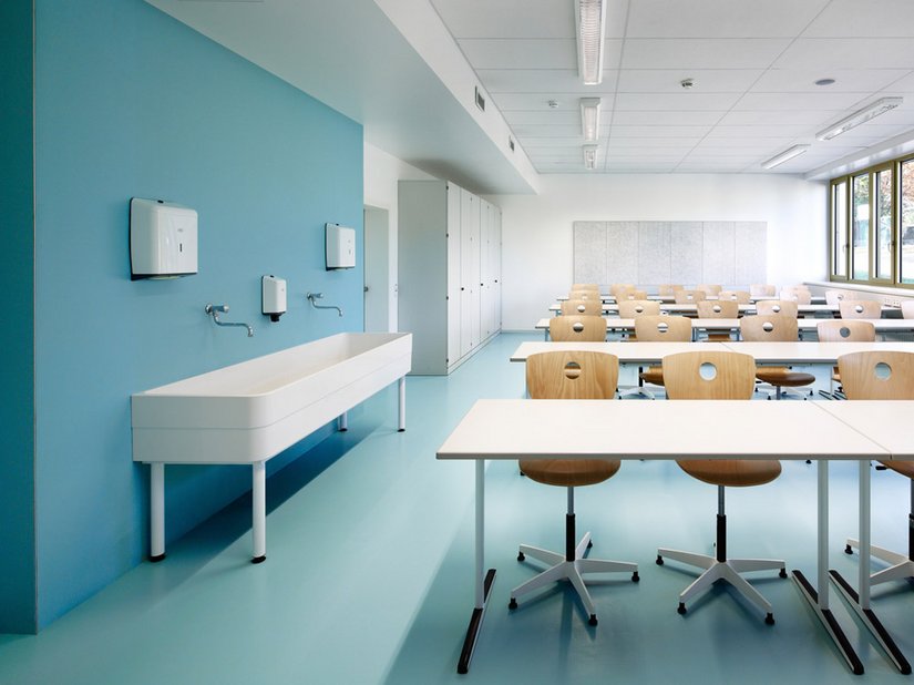 Kolory jasnoniebieski, turkusowy, zielony i żółtozielony zastosowane na powierzchniach podłóg kauczukowych, można odnaleźć również w salach lekcyjnych i pomieszczeniach administracyjnych.