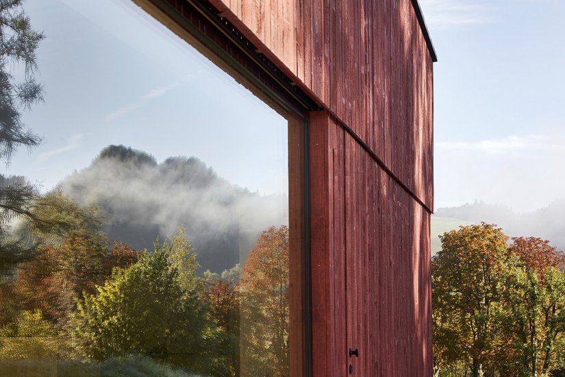 Ekologiczna koncepcja całościowa z żywym regionalizmem odzwierciedla się w każdym aspekcie. Drewno pochodziło z miejskiego lasu i zostało wycięte na miejscu. Sylwetka budynku wtapia się oczywiście w krajobraz.