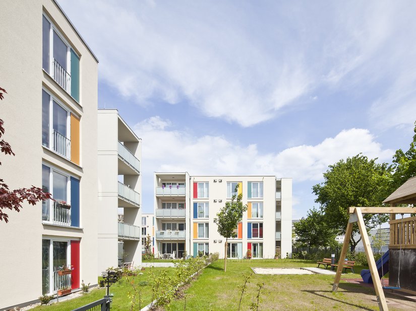 Osiedle mieszkaniowe Rheinelbestraße złożone z czterech czteropiętrowych domów wielorodzinnych oferuje łącznie 56 mieszkań o powierzchni od 45 do 82 m² z wydzieloną częścią ogrodu lub dużym balkonem.