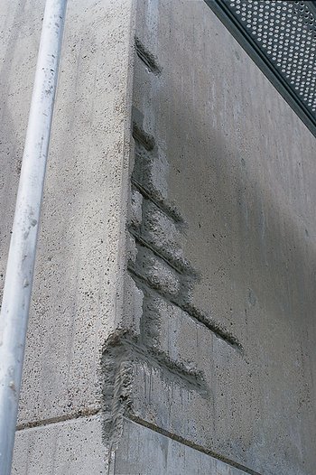 <p>Ubytki w betonie: W przypadku korozji stali w betonie, należy ją odsłonić i odrdzewić.</p>