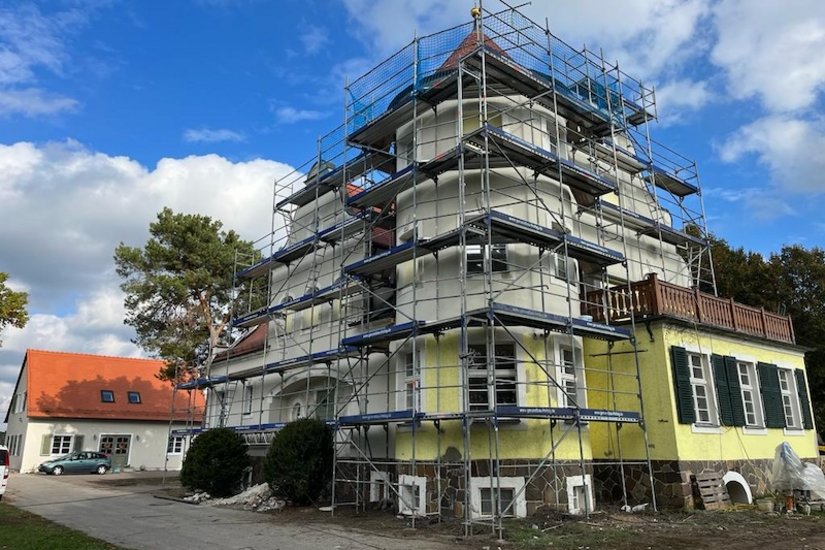 Podczas renowacji: tutaj można na żywo obserwować przemianę zamku i przekonać się, co może osiągnąć spójna, nowa koncepcja kolorystyczna. Do naprawy pęknięć zastosowano Silicon-Streichfüller 910.