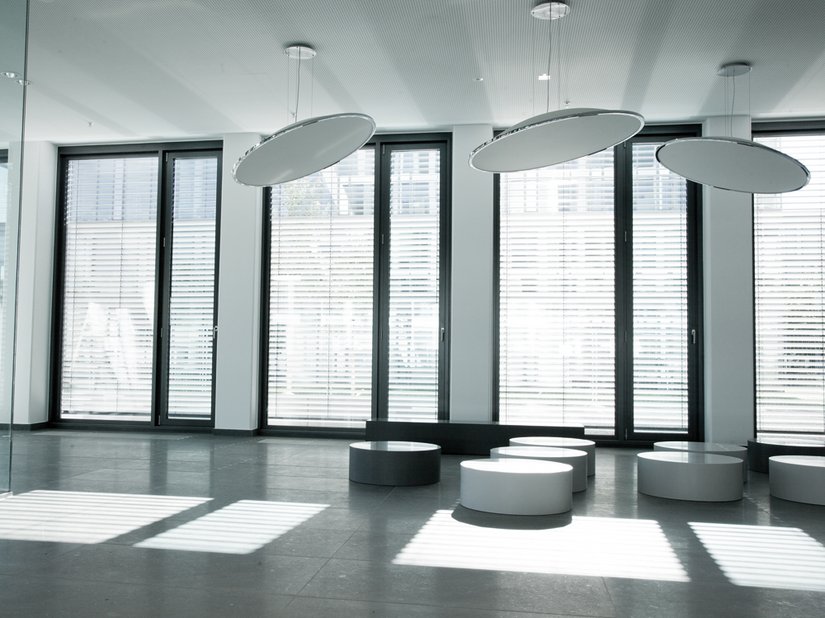 Dobrze oświetlone pomieszczenia gwarantują przyjemną atmosferę pracy.