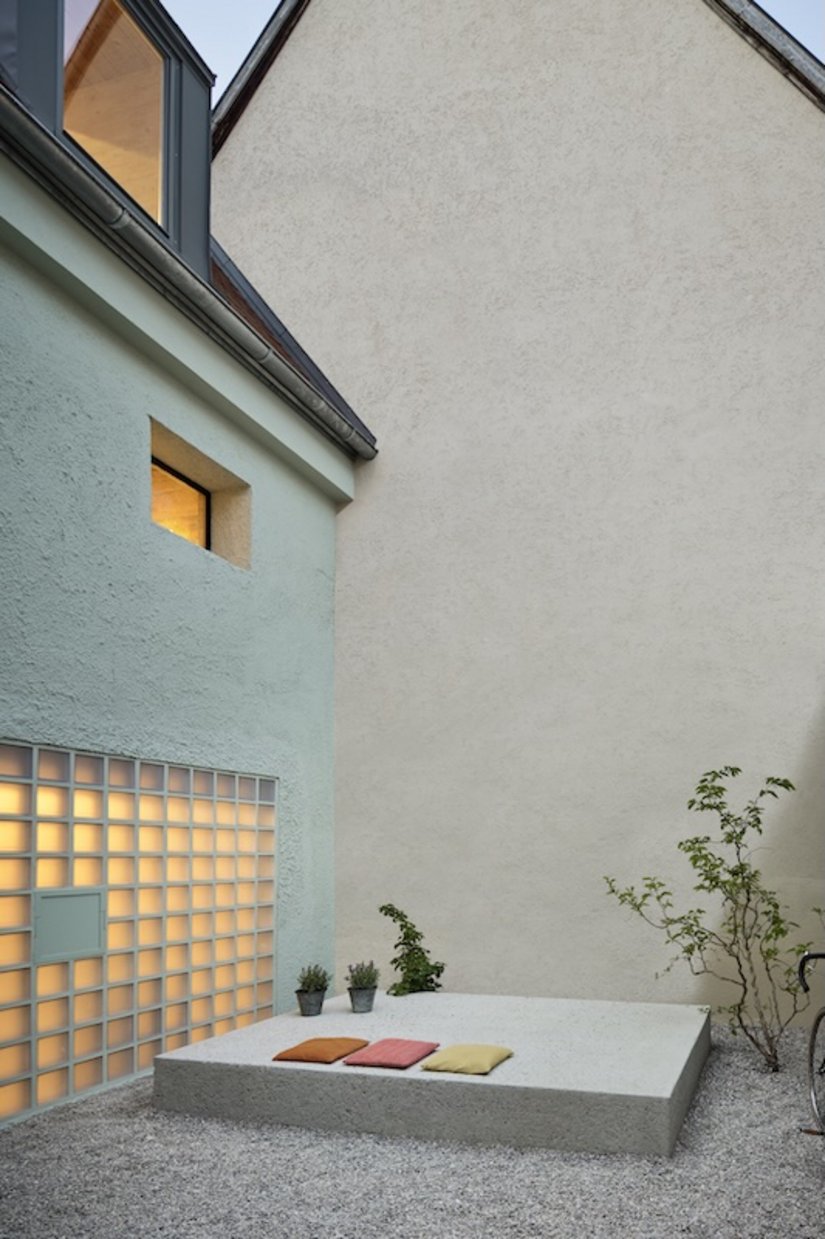 Purystyczny dziedziniec z miejscami do siedzenia zamiast dawnego stosu obornika emanuje spokojnym urokiem. Podium zostało pokryte Floortec 2KPurolid T 876 w wersji jedwabiście matowej.