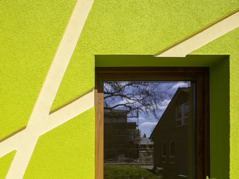 Okna są wykonane z drewna naturalnego i stanowią równowagę dla intensywnych kolorów.