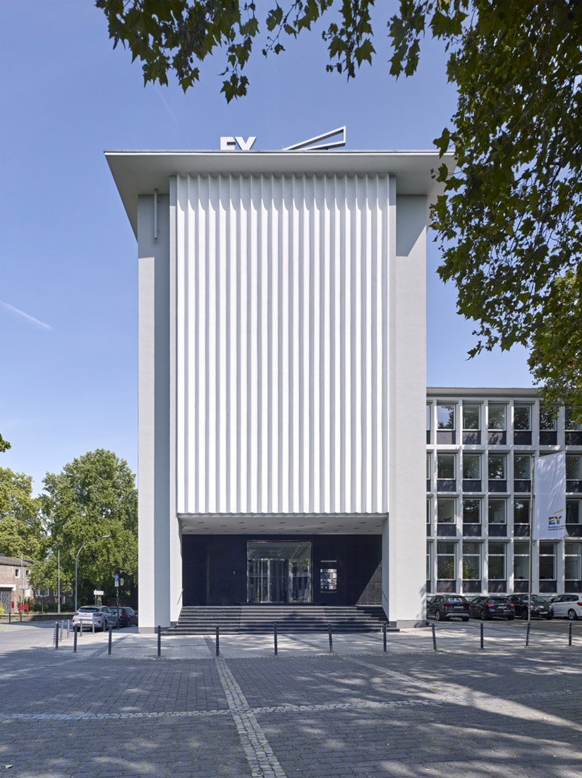 Budynek biurowy przy ulicy Börsenplatz 1 w Kolonii został zaprojektowany w 1952 roku przez architekta Wilhelma Riphahna.