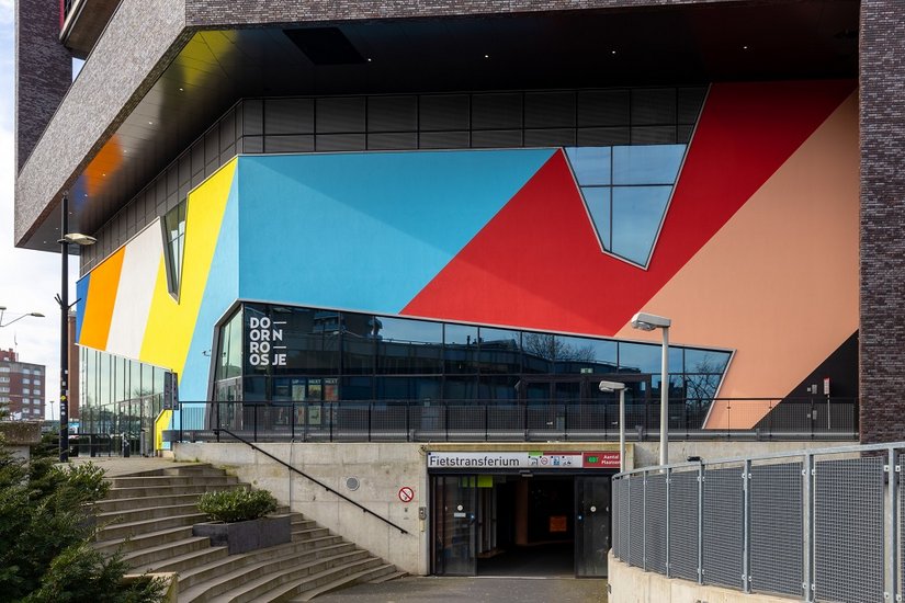 Wykonane przy użyciu Haftgrund 3720 i dyspersji elewacyjnej Evocryl 200: dzięki formule TSR warstwa nawierzchniowa chroni znajdujący się pod nią system ociepleń ETICS przed nadmiernym nagrzewaniem – również w przypadku ciemnych kolorów wrażliwych na ciepło.