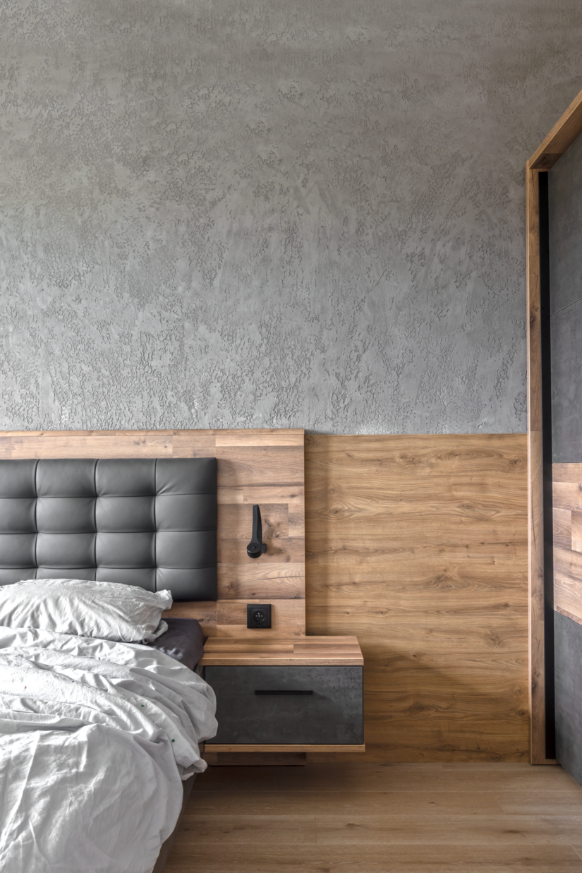 Technikę kreatywną zastosowano również w sypialni. Podobnie jak w salonie imitacja surowego betonu tworzy nowoczesną estetykę. Aby zabezpieczyć ściany przed wilgocią, powierzchnie te pokryto preparatem Creativ Hydro-Imprägnierung 81.