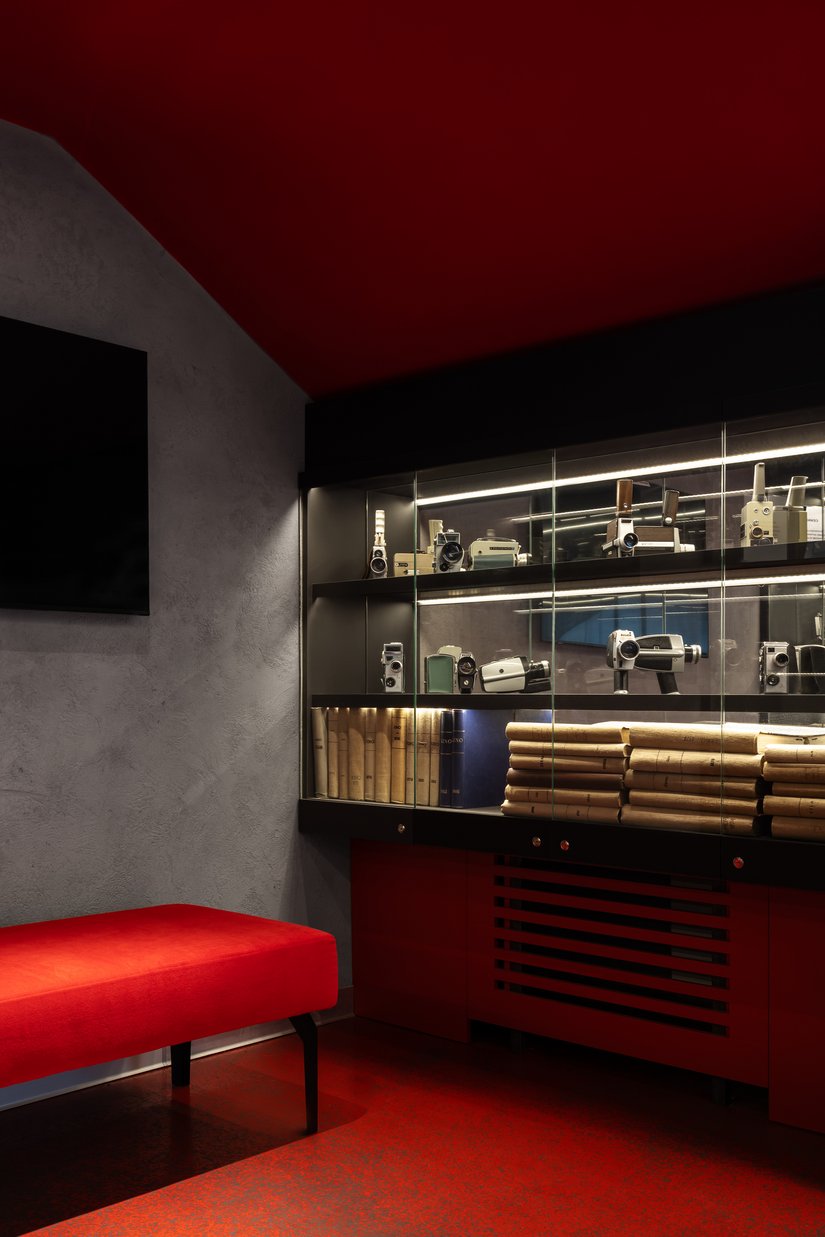 Do renowacji ścian zastosowano bezbarwną powłokę ochronną Betonschutz LF 861, która skutecznie chroni beton licowy. Ubytki w powierzchniach uzupełniono lekkim tynkiem mineralnym Mineral-Leichtputz G 3679. Do malowania ścian i sufitów – w tym samym odcieniu czerwieni co podłoga – fachowcy sięgnęli po Sedashine 991.