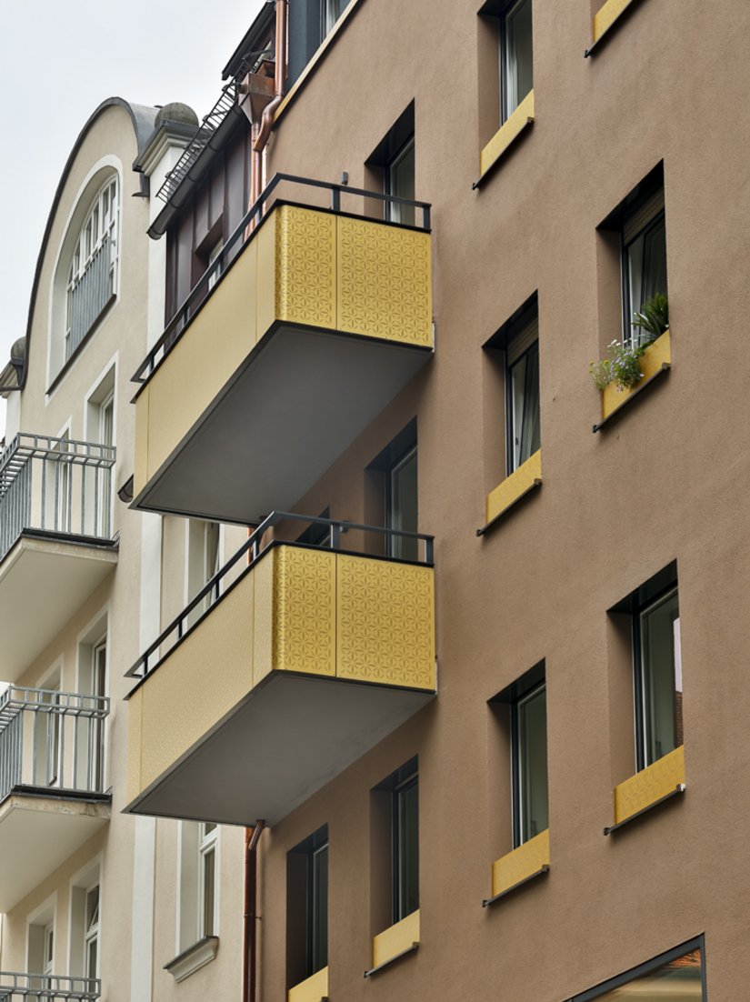 Balkony zostały pokryte ozdobnym lakierem w złotym odcieniu.
