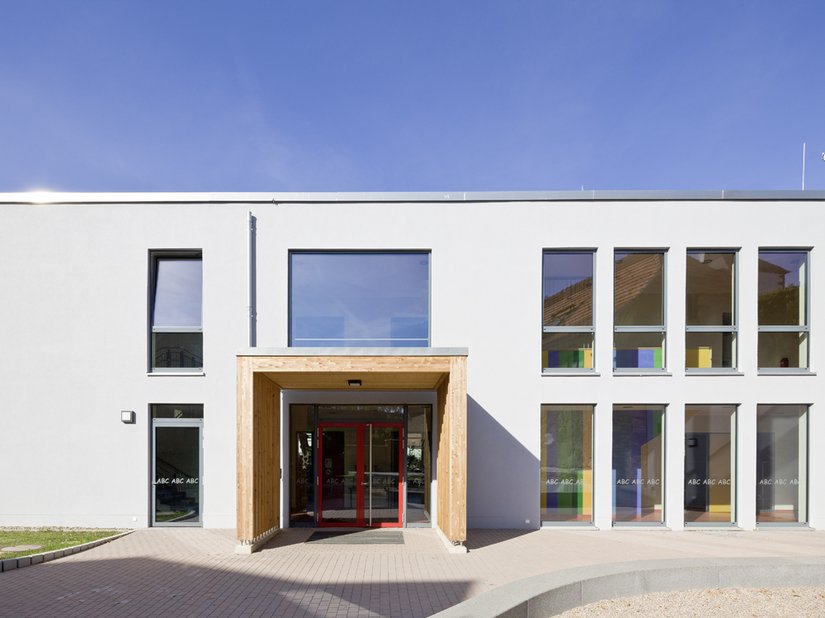 Nowa szkoła w Udestedt jest utrzymana w skromnym szarym kolorze.