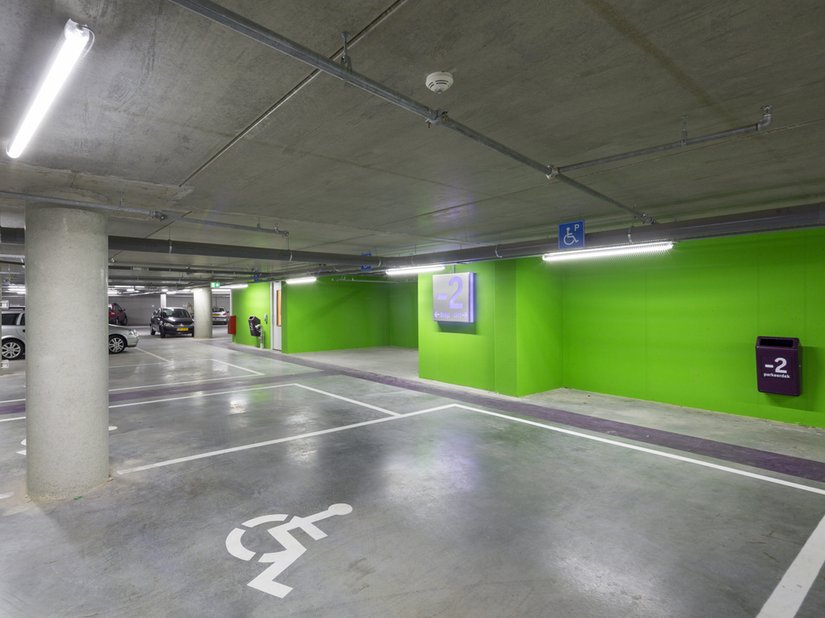Ściany parkingu wielopoziomowego zostały pokryte farbą Evocryl 200 zabarwioną na żądany kolor.