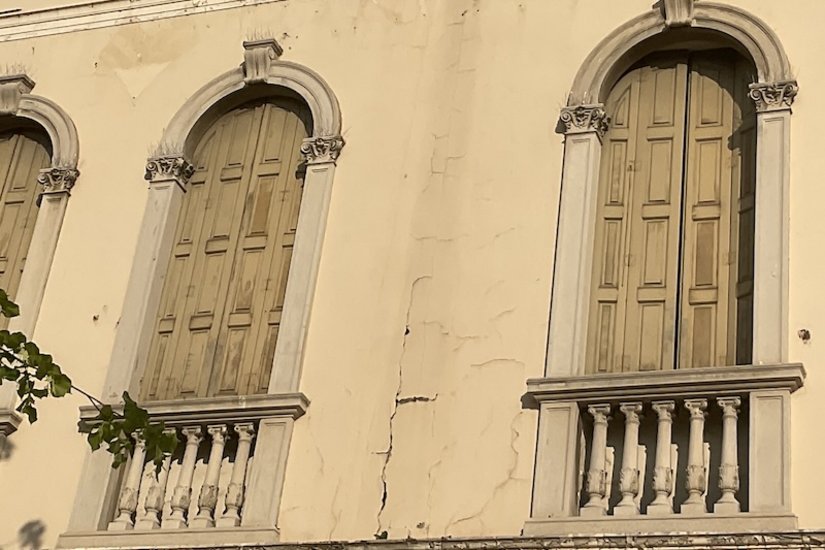 Przed remontem: wyraźne pęknięcia tynku i zniszczone powierzchnie wymagały interwencji