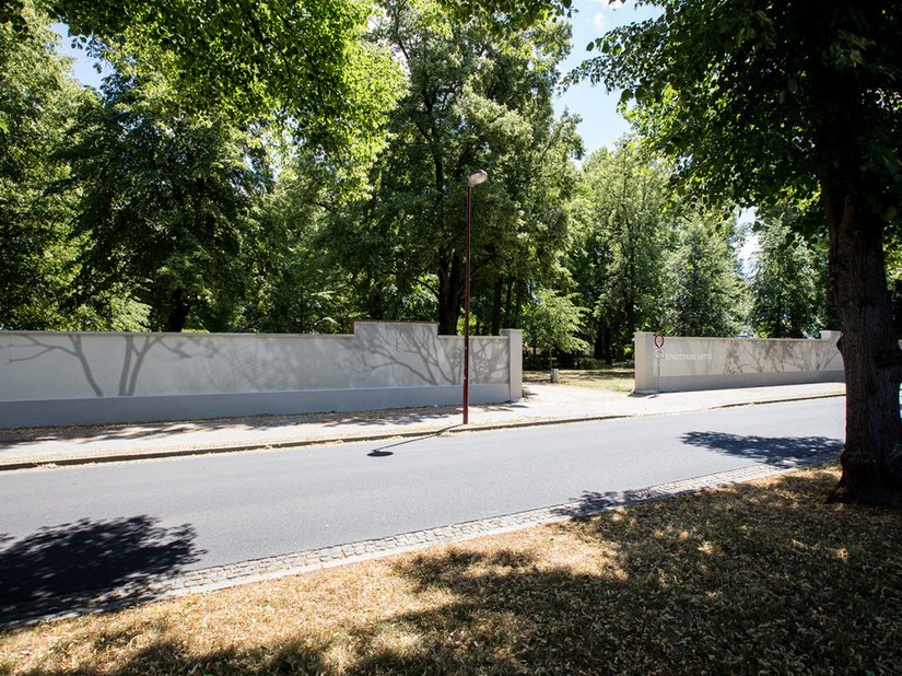 Idąc wzdłuż chodnika, obserwatorzy mogą podziwiać grę abstrakcyjnych linii w jasnych i ciemnych odcieniach szarości.