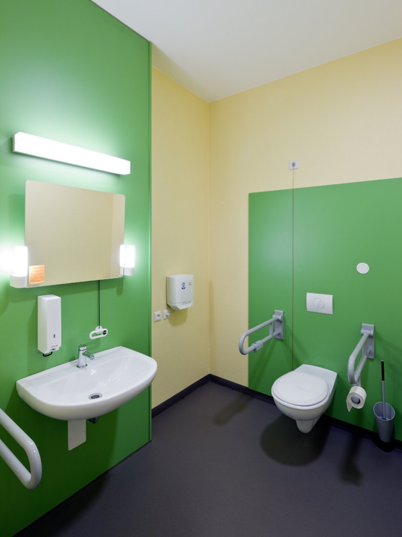Toalety zostały wykończone intensywnymi kolorami.