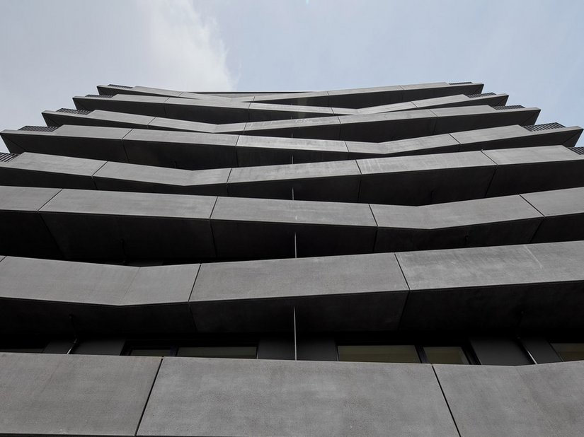 Druga warstwa elewacji z wystającymi nad cokół z betonu licowego balkonami wzmacnia wrażenie błogiego stanu nieważkości.