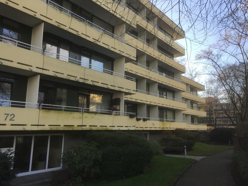 Porównanie przed i po jasno pokazuje: aranżacja kolorystyczna zmienia postrzeganie architektury.