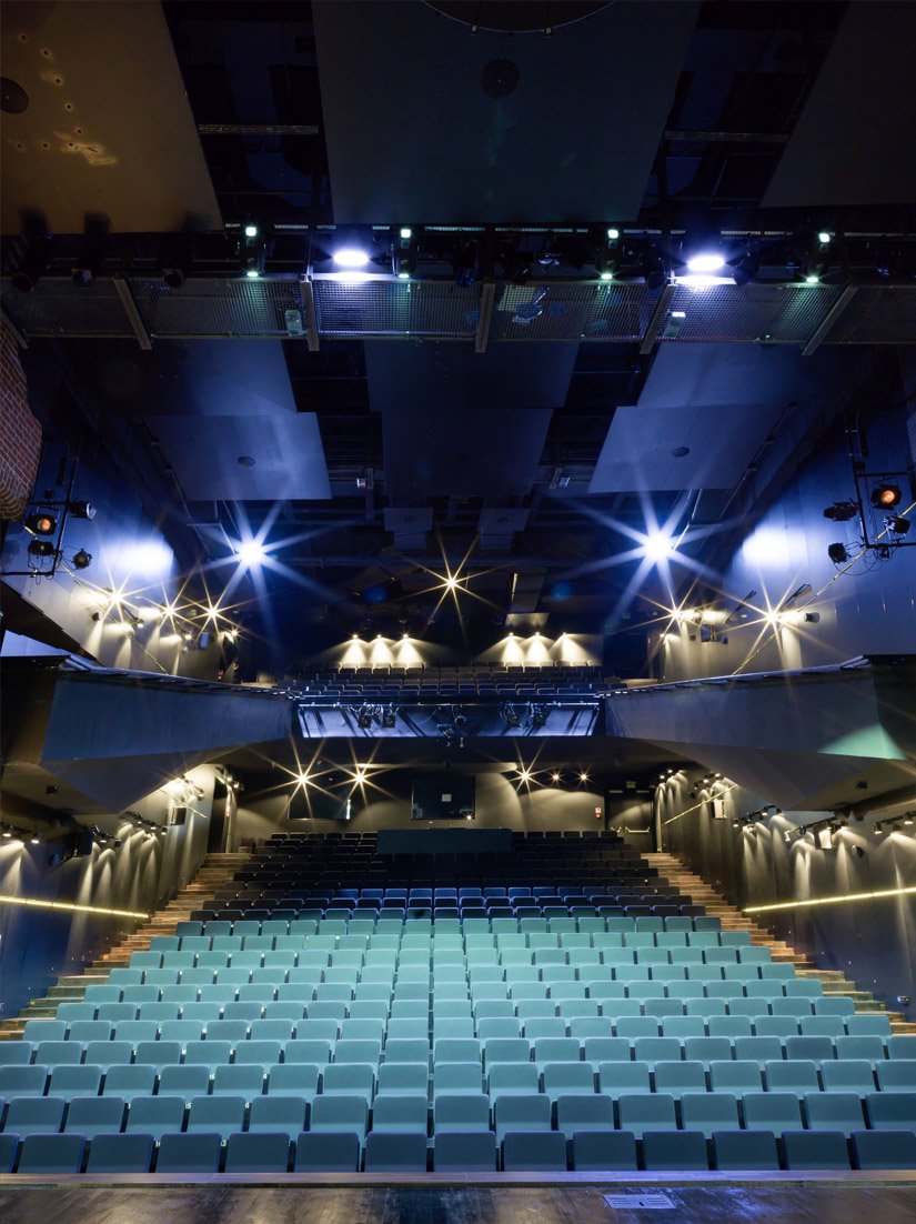 Sercem opery jest sala koncertowa z 594 miejscami siedzącymi.