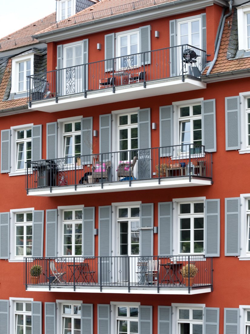 Skromne balkony stanowią podstawę podziału przestrzennego.