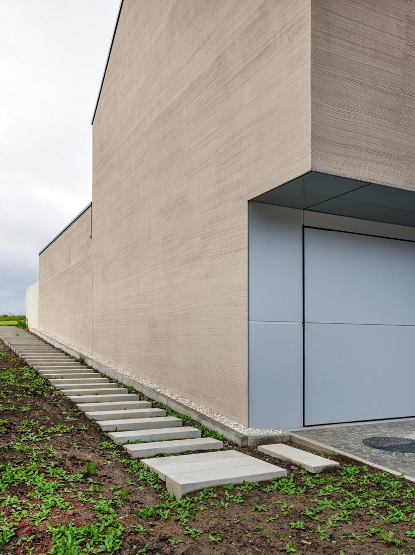 Aranżacja elewacji podkreśla wyjątkowość bryły budynku, dzieląc go na tynki szczotkowane i powierzchnie metalowe.
Zdjęcie: ©Johannes Marburg, Genewa