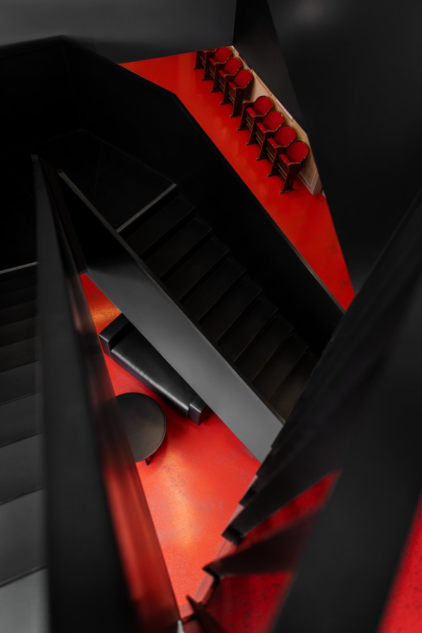 Renowacja objęła całe foyer oraz parter budynku. Zlecenie wykonania prac otrzymała firma malarska Karo Realizacje we współpracy z biurem architektonicznym Mucha Design.