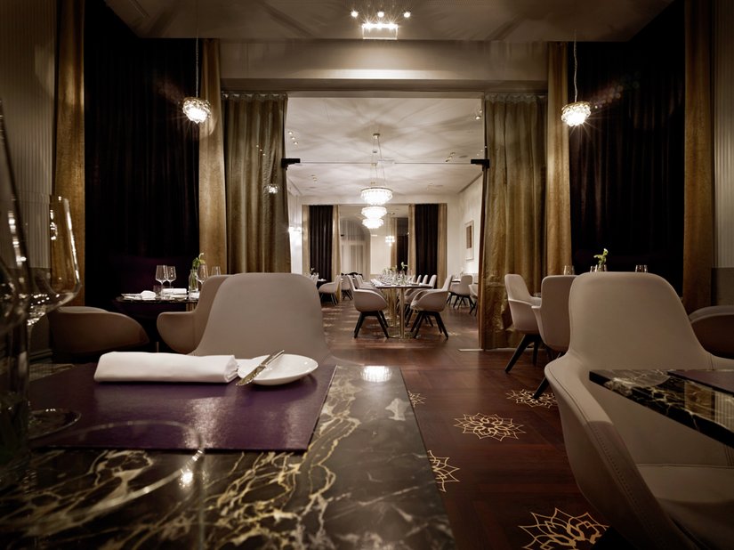 Wieczorem w restauracji panuje elegancka atmosfera klubowa, która pozwala zapomnieć o świecie zewnętrznym.
