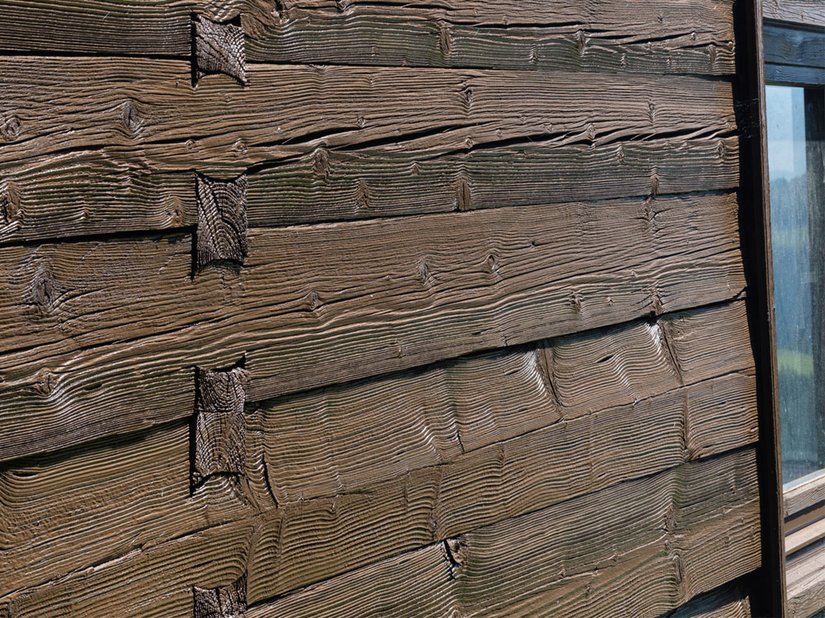 Lazura SolvoGuard 885 w kolorze orzecha jest półprzezroczysta i pozwala utrzymać urok starego drewna. Dzięki pigmentom efekt jest wyjątkowo równomierny i maskuje uszkodzone miejsca.