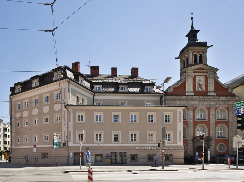 W wyjątkowy sposób podkreślono najważniejsze elementy tego starego budynku, który doskonale prezentuje się na tle centrum.