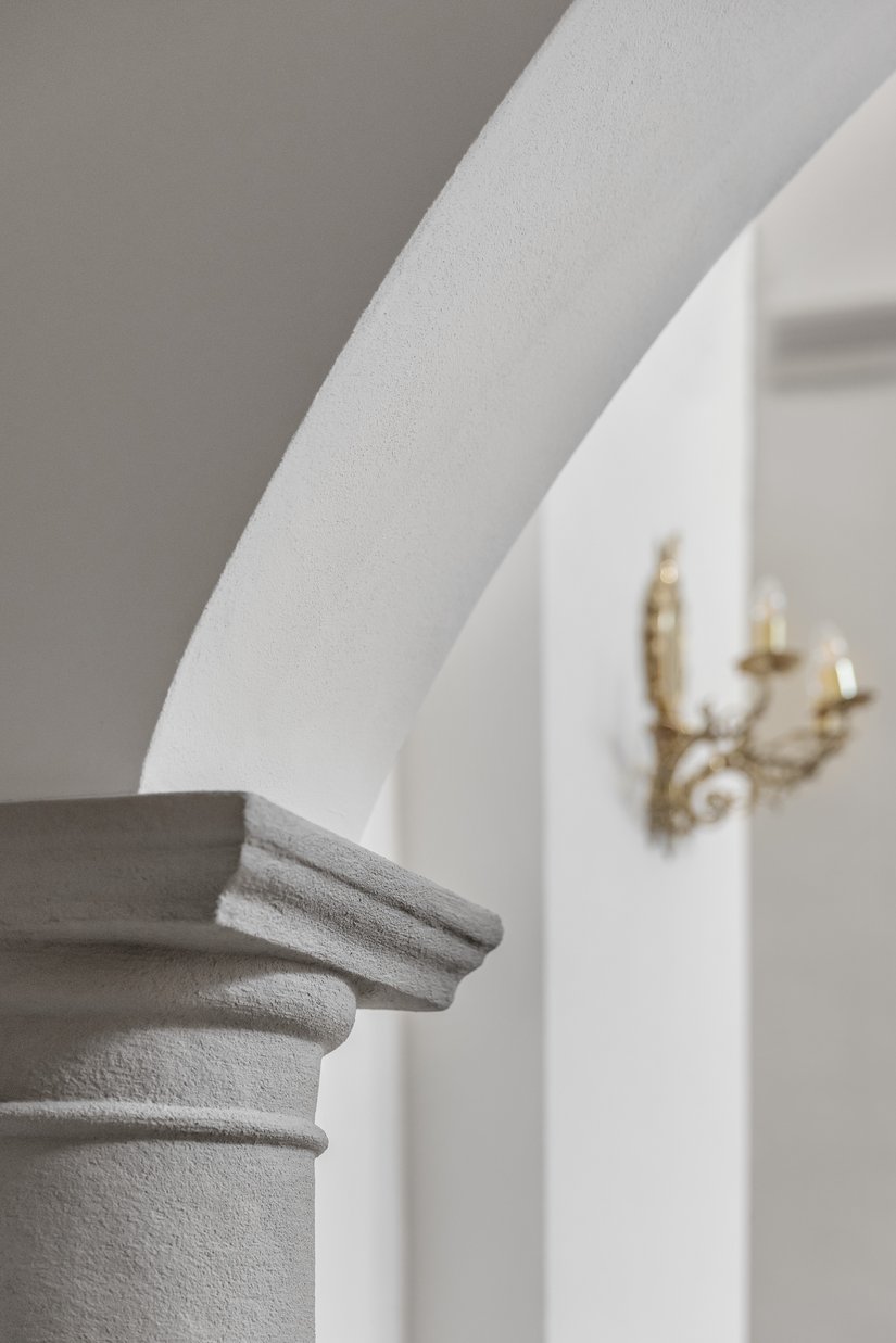 Jako warstwę nawierzchniową zastosowano wysoce kryjącą silikatową farbę do wnętrz Profisil 1906, idealną do wykonywania wysokiej jakości wykończeń ścian i sufitów.