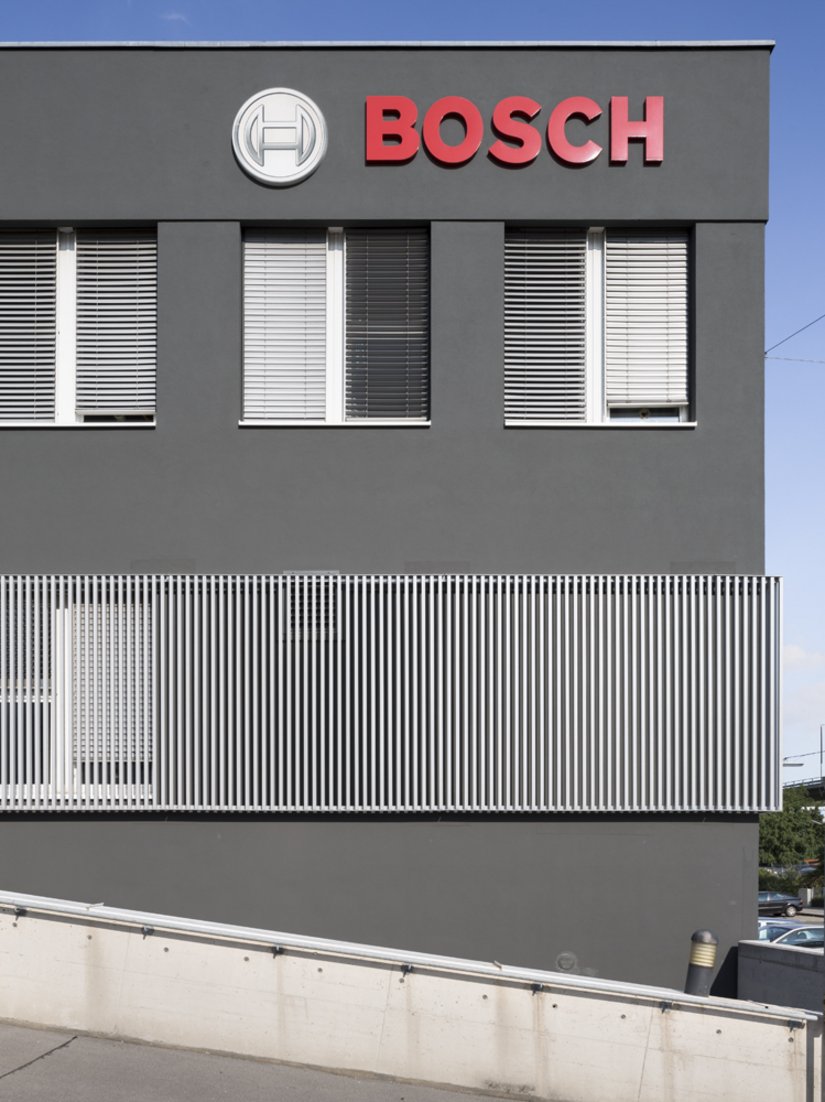Siedziba przedsiębiorstwa stanowi jasny komunikat dla klientów oraz dobrą reklamę firmy Bosch.