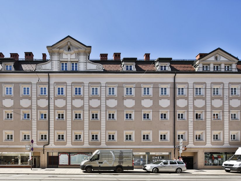 Piękny przykład prostego stylu zabudowań miasta Innsbruck.