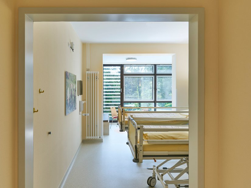 Wszystkie pokoje dla pacjentów zostały powiększone, dzięki czemu mogą teraz pomieścić łóżka dla rodziców, które w ciągu dnia mogą służyć jako sofy.
