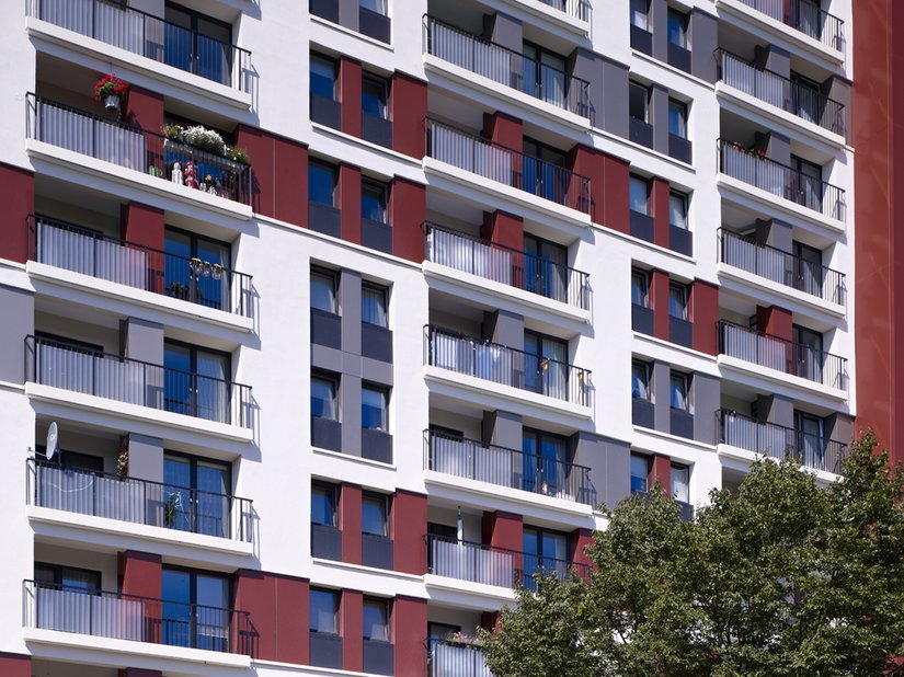 Mniejsze okna otrzymały balustrady z płyt aluminiowych w kolorze czarnym.