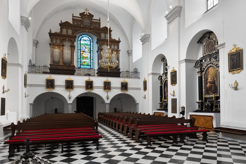 Zakres prac obejmował przywrócenie pierwotnej kolorystyki ścian, sufitów, okien oraz gzymsów. Cały projekt prowadzono pod ścisłym nadzorem konserwatora zabytków.