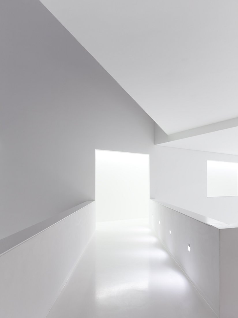 Prostota oraz biała koncepcja kolorystyczna sprawiają, że korytarze przyciągają wzrok – oświetlenie podłogi jeszcze bardziej je rozjaśniają.