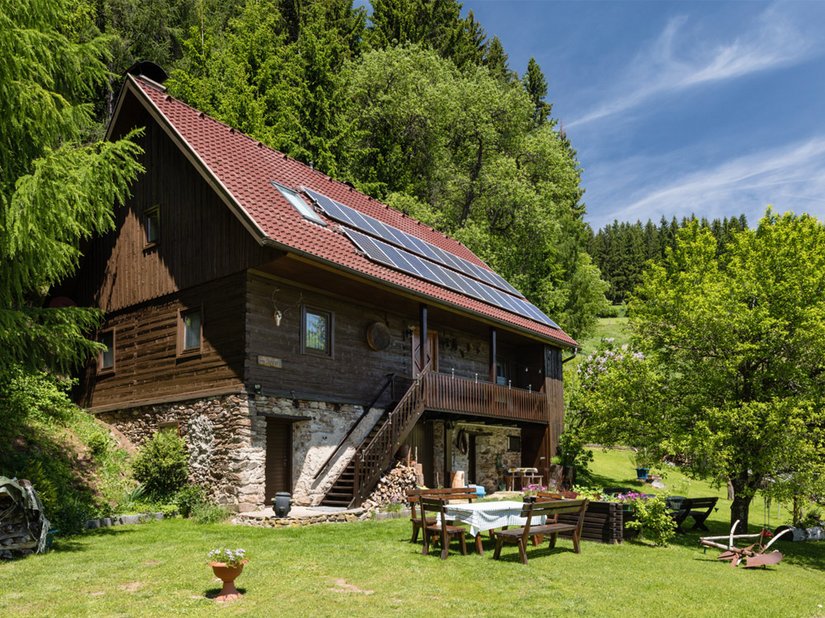 Po odnowie drewnianej elewacji chata górska w Bad St. Leonhard promienieje nowym blaskiem. Produkty Brillux nie tylko podnoszą atrakcyjność wizualną obiektu, ale również chronią go przed wiatrem i warunkami atmosferycznymi.