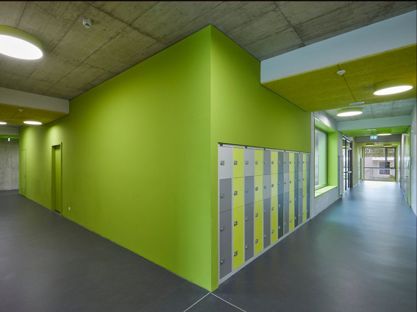 W korytarzach żółte i zielone akcenty oznaczają wejścia i szafki.