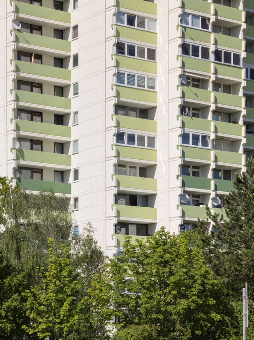 Niejednakowe aranżacje balustrad balkonowych pozwoliły stworzyć przyjemne stopniowanie kolorystyczne.