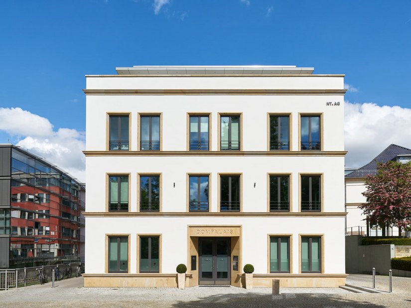 Biurowiec Dompalais stanowi łącznik zabytków z nowym budownictwem, imponując wysokością i wyglądem.