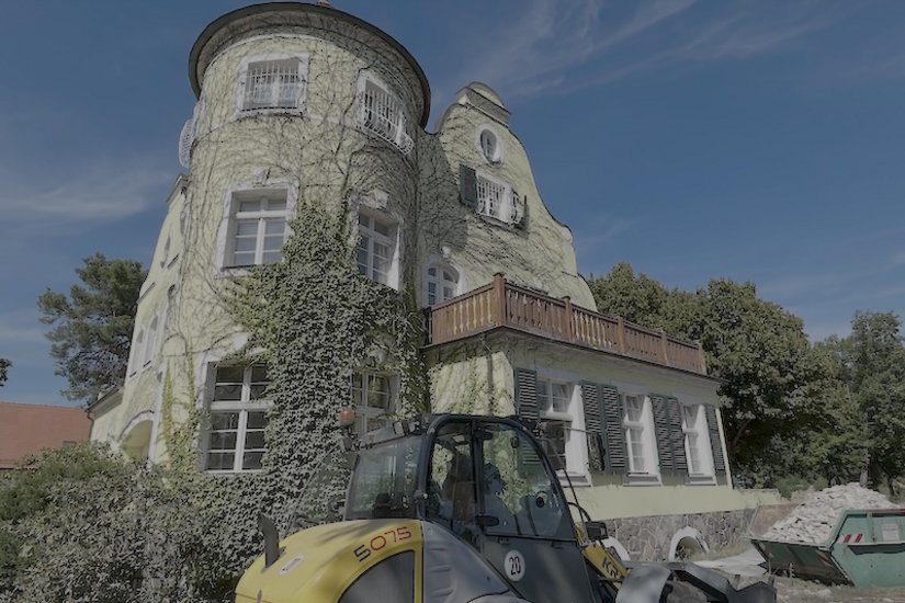 Przed renowacją: bluszcz i popękana, żółta farba nadawały budynkowi charakterystyczny, choć zaniedbany wygląd.