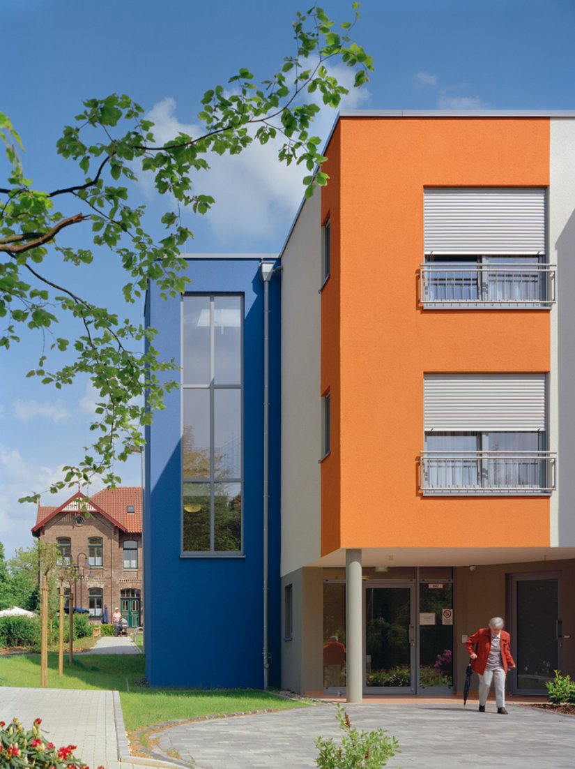 Pogodna atmosfera kompleksu budynków robi wrażenie. „Kolorowy dom” daje mieszkańcom i ich rodzinom poczucie znalezienia się w odpowiednich rękach.