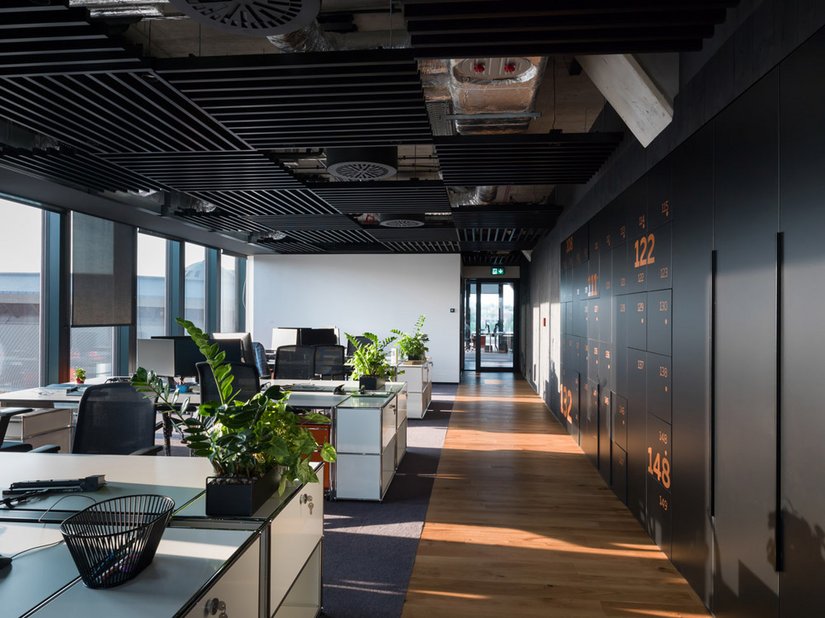 Otwarta powierzchnia biurowa umożliwia sprawną komunikację.